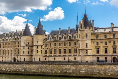 Konsiyeriye sarayı ve hapishane ve Paris 'te bir yaz günü Seine nehri, Fransa