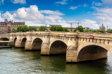 Fransa 'da bir yaz günü Paris' teki Neuf Köprüsü 'nde.
