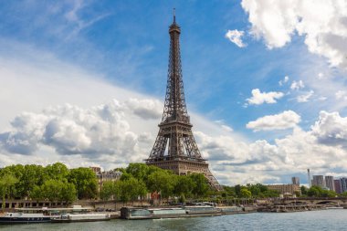 Fransa 'nın güneşli bir yaz gününde Paris' te Eyfel Kulesi ve Seine Nehri