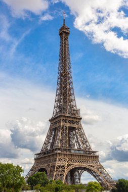 Paris 'teki Eyfel Kulesi güneşli bir yaz gününde, Fransa