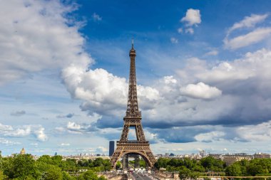 Paris 'teki Eyfel Kulesi güneşli bir yaz gününde, Fransa