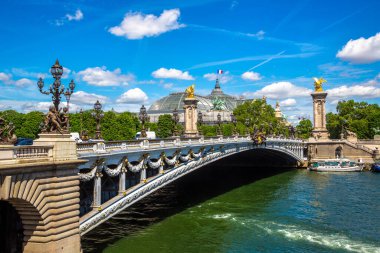 Köprü Pont Alexandre III Paris 'te bir yaz günü, Fransa