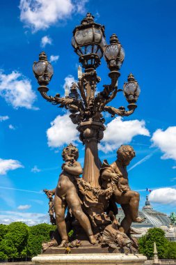 Fransa 'nın başkenti Paris' te, Pont Alexandre Köprüsü 'nde bronz heykel.