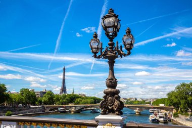 Köprü Köprüsü 'nde bronz heykel. Alexandre III ve Paris' te Eyfel Kulesi.