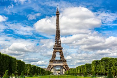 Paris 'teki Eyfel Kulesi güneşli bir yaz gününde, Fransa