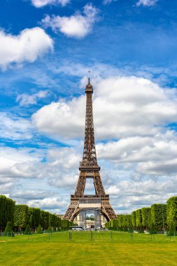 Paris 'teki Eyfel Kulesi güneşli bir yaz gününde, Fransa