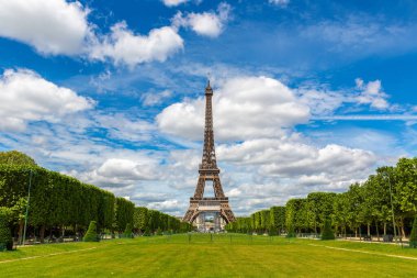 Paris 'teki Eyfel Kulesi güneşli bir yaz gününde, Fransa