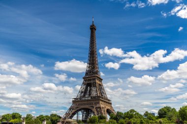 Paris 'teki Eyfel Kulesi güneşli bir yaz gününde, Fransa