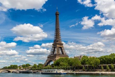Fransa 'nın güneşli bir yaz gününde Paris' te Eyfel Kulesi ve Seine Nehri