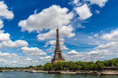 Fransa 'nın güneşli bir yaz gününde Paris' te Eyfel Kulesi ve Seine Nehri