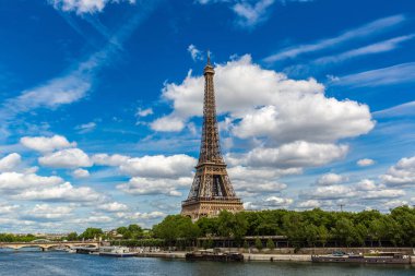 Fransa 'nın güneşli bir yaz gününde Paris' te Eyfel Kulesi ve Seine Nehri