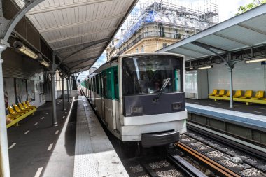 Paris Metro, Fransa 'da bir yaz gününde Paris' teki en büyük yeraltı sistemidir.