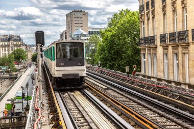 Paris Metro, Fransa 'da bir yaz gününde Paris' teki en büyük yeraltı sistemidir.