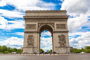 Paris Zafer Takı (Zafer Takı) Fransa 'nın başkenti Paris' te bir yaz günü