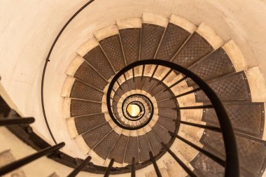 Fransa 'nın başkenti Paris' te bulunan Zafer Takı 'nın (Paris Arc de Triomphe) iç ve spiral merdivenleri