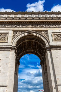 Paris Zafer Takı (Zafer Takı) Fransa 'nın başkenti Paris' te bir yaz günü