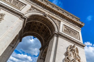 Paris Zafer Takı (Zafer Takı) Fransa 'nın başkenti Paris' te bir yaz günü