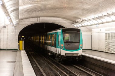 Paris Metro, Fransa 'da bir yaz gününde Paris' teki en büyük yeraltı sistemidir.