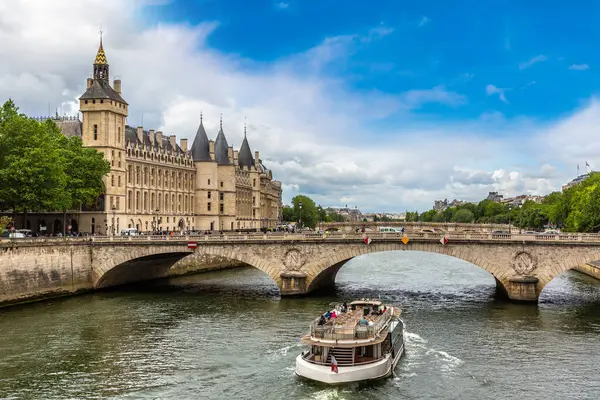 Pont Change Most Nad Sekwaną Pałac Conciergerie Więzienie Paryżu Letni — Zdjęcie stockowe