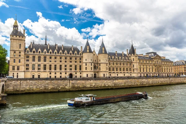 夏の日 フランス パリのコンシェルジェリー宮殿と刑務所とセーヌ川 — ストック写真
