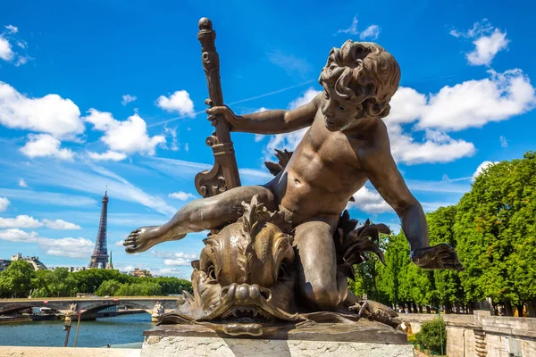 Скульптура Мбаппе Мосту Александра Iii Эйфелевой Башне Сзади Париже Летний — стоковое фото