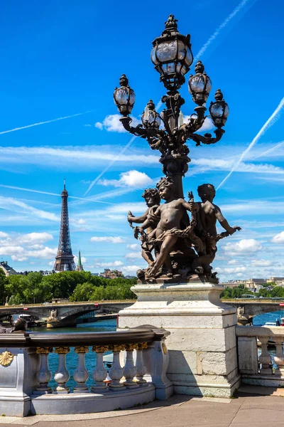 夏天的一天 法国巴黎亚历山大港桥和埃菲尔铁塔后面的青铜雕塑 — 图库照片