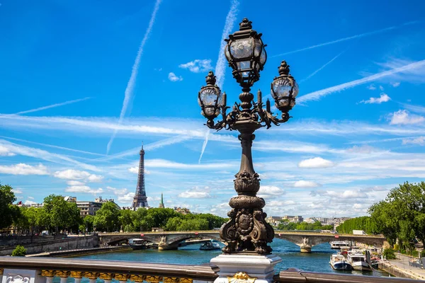 夏天的一天 法国巴黎亚历山大港桥和埃菲尔铁塔后面的青铜雕塑 — 图库照片