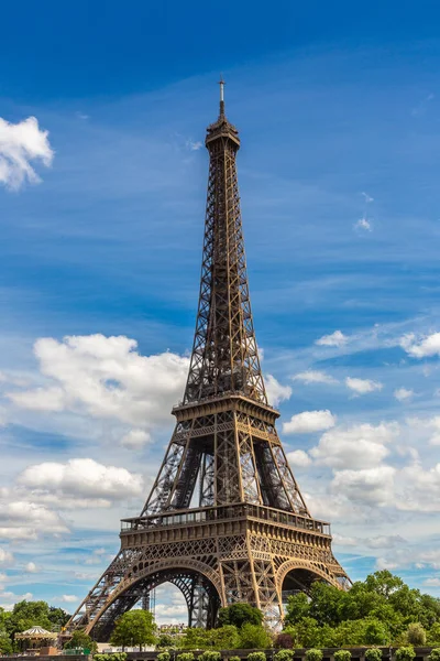 晴れた夏の日 フランス パリのエッフェル塔 — ストック写真