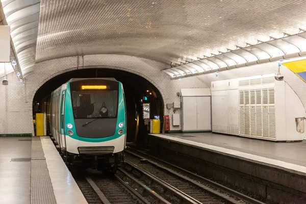 Paris Metro, Fransa 'da bir yaz gününde Paris' teki en büyük yeraltı sistemidir.