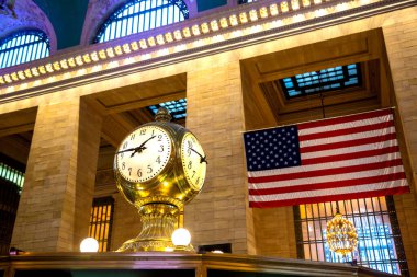 New York, ABD 'de Manhattan' daki Grand Central İstasyon Terminalinin ana salonundaki klasik klasik saat.