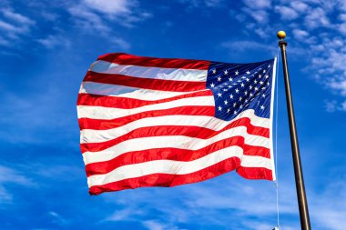 ABD bayrağı açık mavi gökyüzünde dalgalanıyor