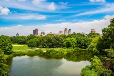 New York 'taki Central Park, New York, ABD' deki Kaplumbağa göleti üzerinde Manhattan 'ın panoramik manzarası