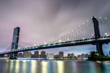 Manhattan Köprüsü ve Manhattan şehir merkezinin panoramik gece görüntüsü New York City, ABD 'de gün batımından sonra