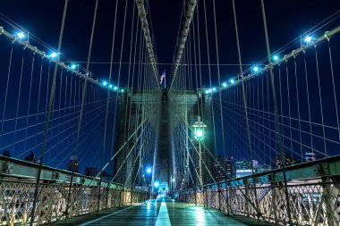 Brooklyn Köprüsü yaya geçidi gece New York City, New York, ABD 'de