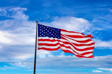 ABD bayrağı güzel bulutlarla gökyüzüne doğru dalgalanıyor