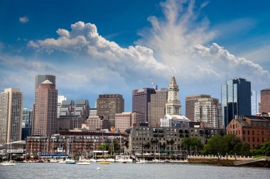 Güneşli bir günde Boston şehir manzarasının panoramik manzarası, ABD