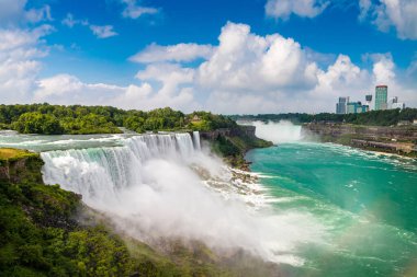Amerika 'nın Niagara Şelalesi' ndeki Amerikan Şelalesi manzarası