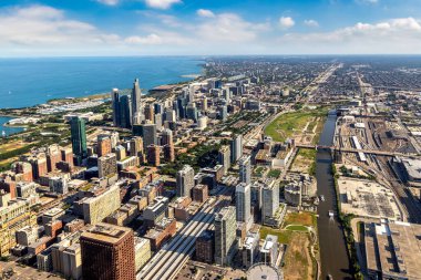 Chicago ve Michigan Gölü 'nün panoramik şehir manzarası güneşli bir günde, Illinois, ABD