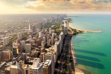 Chicago ve Michigan Gölü 'nün panoramik şehir manzarası gün batımında, Illinois, ABD