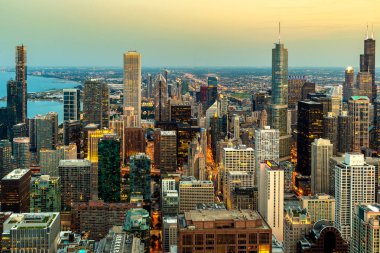 Chicago ve Michigan Gölü 'nün panoramik şehir manzarası geceleyin, Illinois, ABD