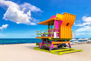 Güney sahilinde cankurtaran kulesi, güneşli bir günde Miami Sahili, Florida