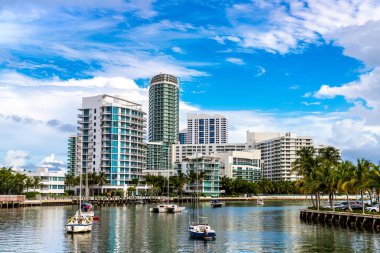 Florida, ABD 'de güneşli bir günde Miami Plajı' ndaki konut binaları