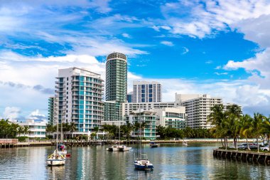 Florida, ABD 'de güneşli bir günde Miami Plajı' ndaki konut binaları