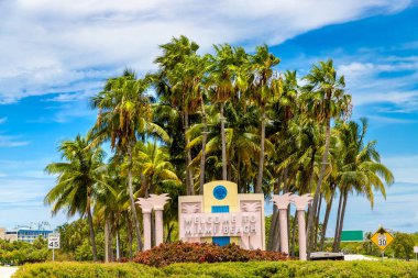 Güneşli bir günde Miami Beach, Florida 'daki yol tabelasına hoş geldiniz.