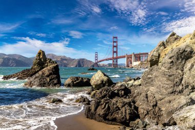 Golden Gate Köprüsü, San Francisco, Kaliforniya 'daki Marshall plajından görüldü.