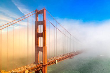 Golden Gate Köprüsü San Francisco 'da gün batımında Sis ile çevrili, Kaliforniya, ABD