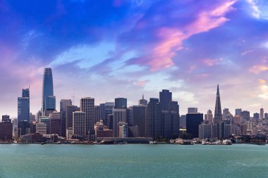 San Francisco 'nun panoramik manzarası günbatımında, Kaliforniya, ABD