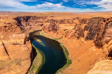 Güneşli bir günde Horseshoe Bend, Arizona, ABD