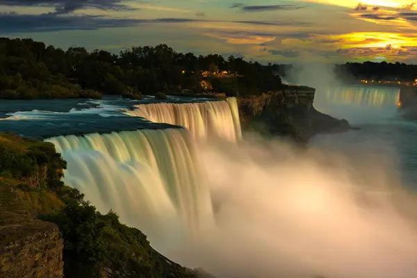 Amerika 'nın Niagara Şelalesi' ndeki Amerikan Şelaleleri 'nin gece manzarası.