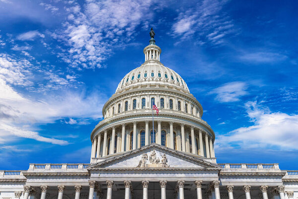 Здание Капитолия США в летний день в Вашингтоне, США